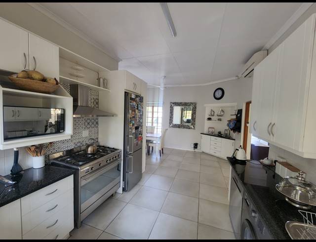 5 BEDROOM TOWNHOUSE FOR SALE IN VAALVIEW